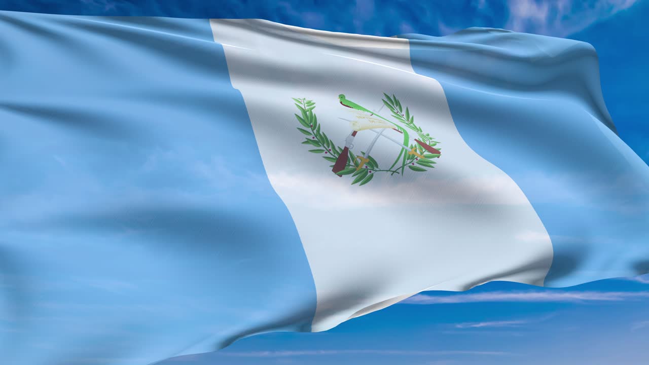 bandera de guatemala con estructura de tela contra un cielo nublado (en bucle)