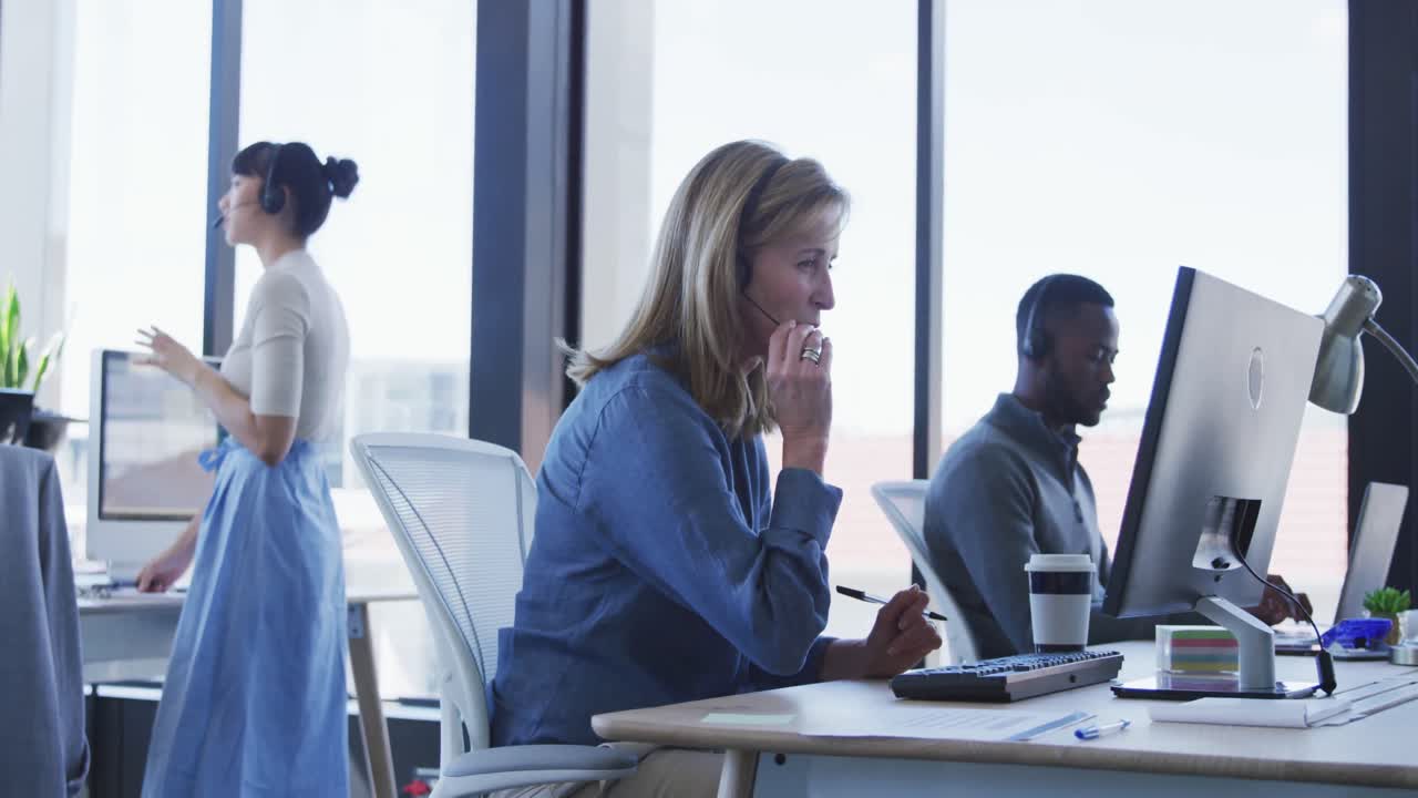 mujer con auriculares trabajando en la computadora