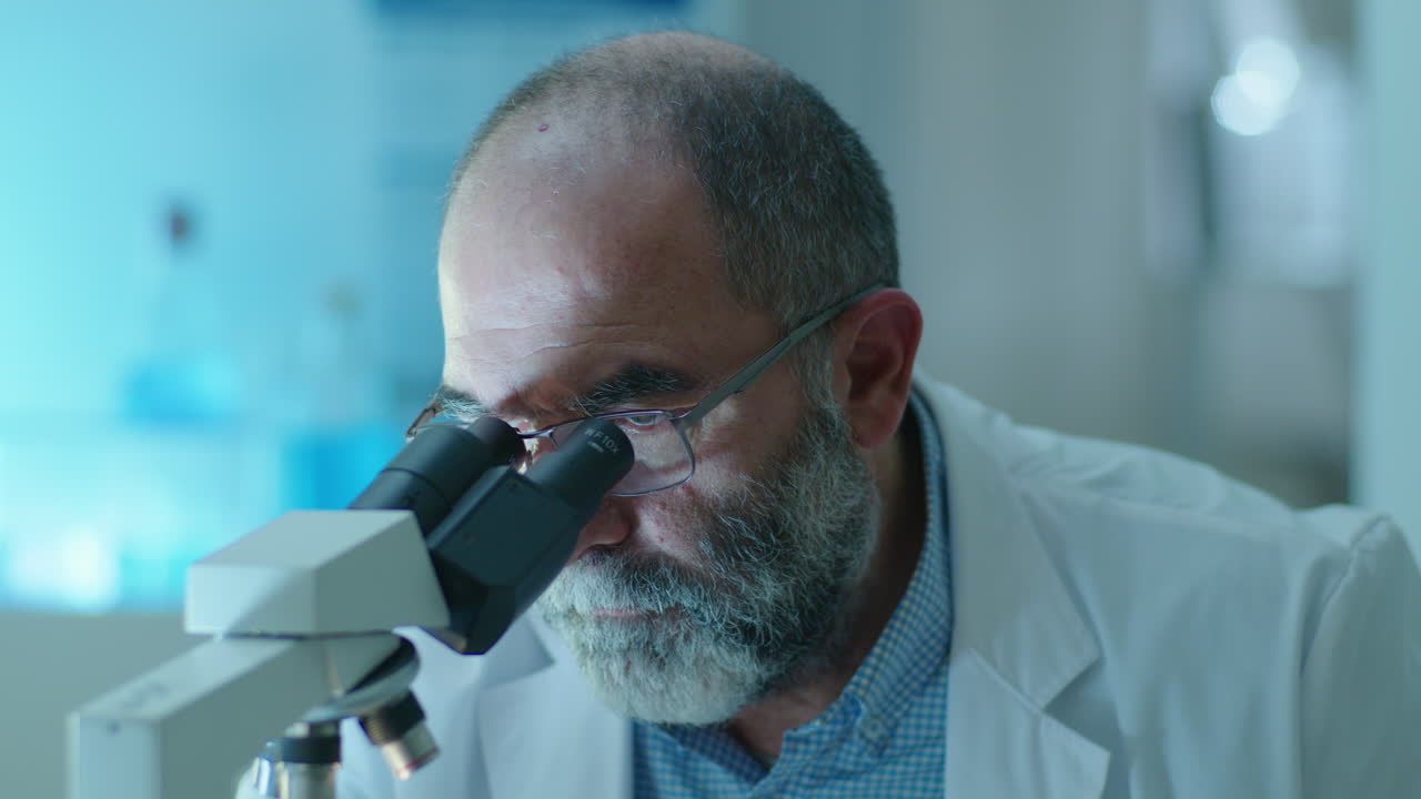 científico usando el microscopio en el laboratorio