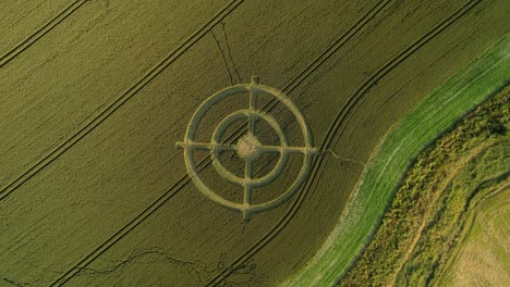 hackpen colina estranho padrão de alvo de círculo de colheita em vista aérea de prado de cultivo de grama rural descendo acima da colheita