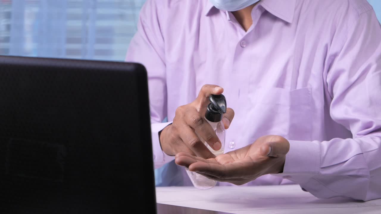 persona que se lava las manos con desinfectante