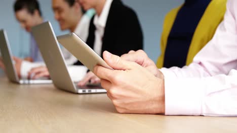 equipo de negocios usando tableta digital y portátil en la sala de conferencias