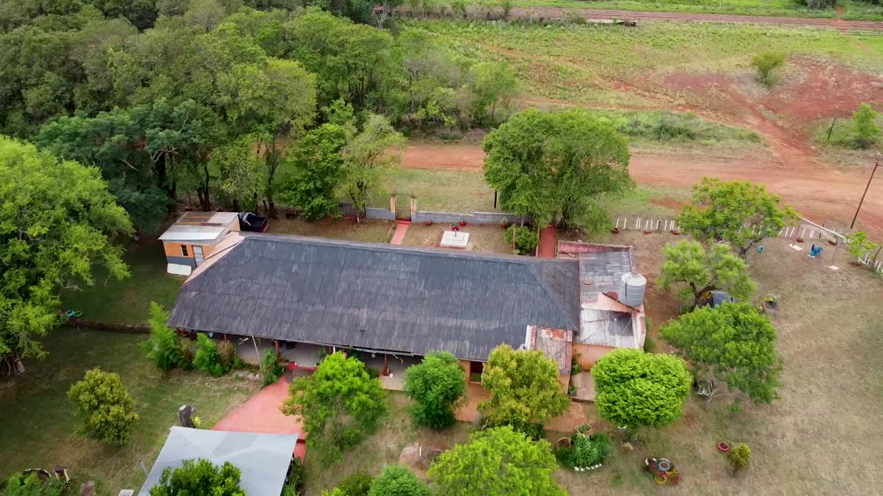 Dronefoto af et familie-landsted i Pindapoy, Misiones, Argentina