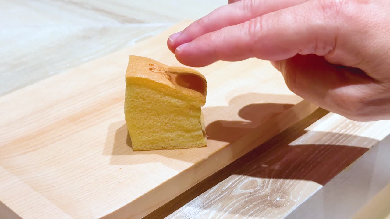 손 은 작은 케이크 를 부드럽게