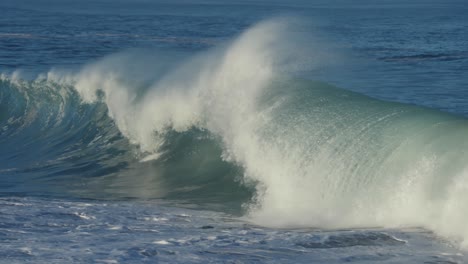 Hermosas-Olas-Del-Océano-En-Cámara-Lenta-Chocando-Y-Rompiendo-En-La-Orilla-Del-Mar-En-Hawaii