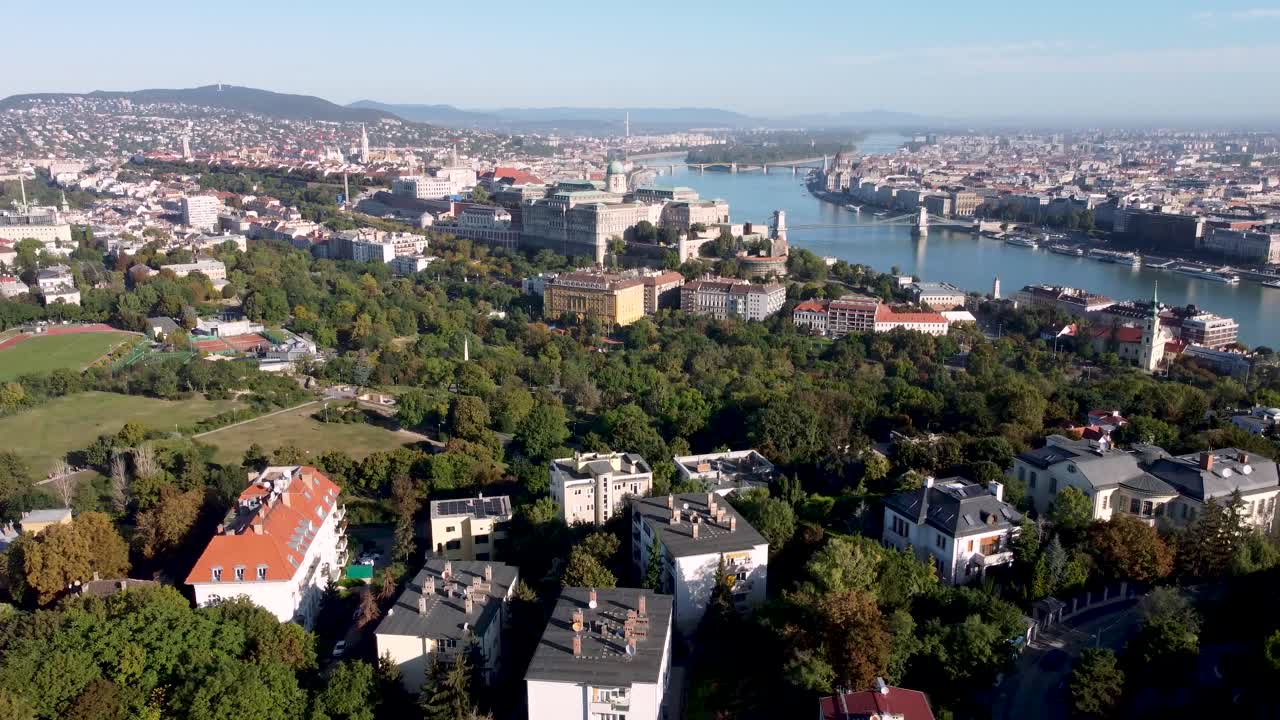 vista panorámica del río danubio y la colina del castillo en budapest