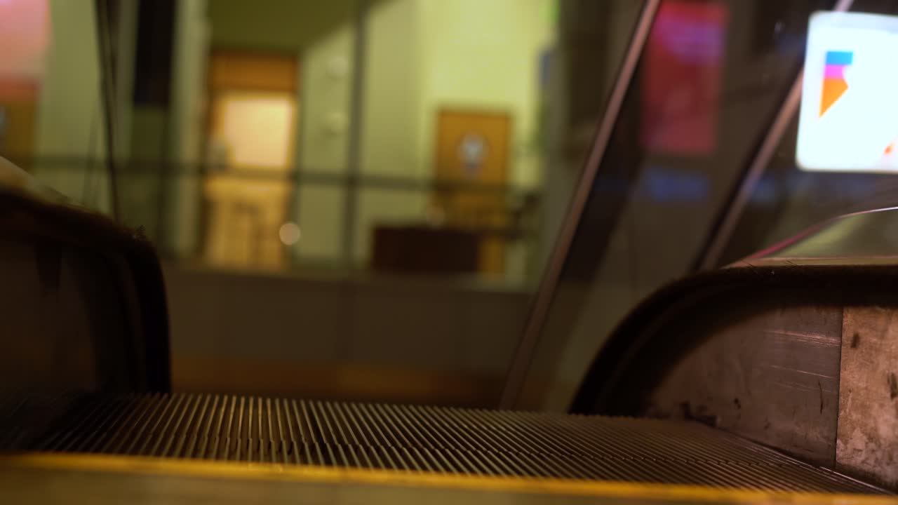 escalera mecánica vacía dentro de un tranquilo edificio urbano - vista baja y estática