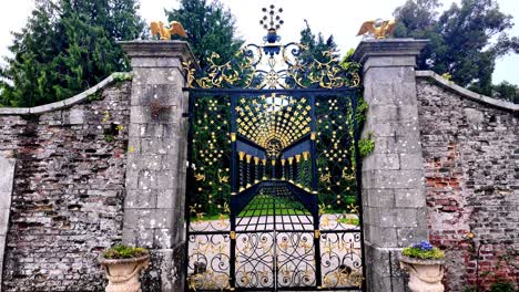 Puertas-Doradas-Ornamentadas-En-Los-Jardines-Powerscourt-En-Wicklow,-Irlanda,-Lugares-épicos