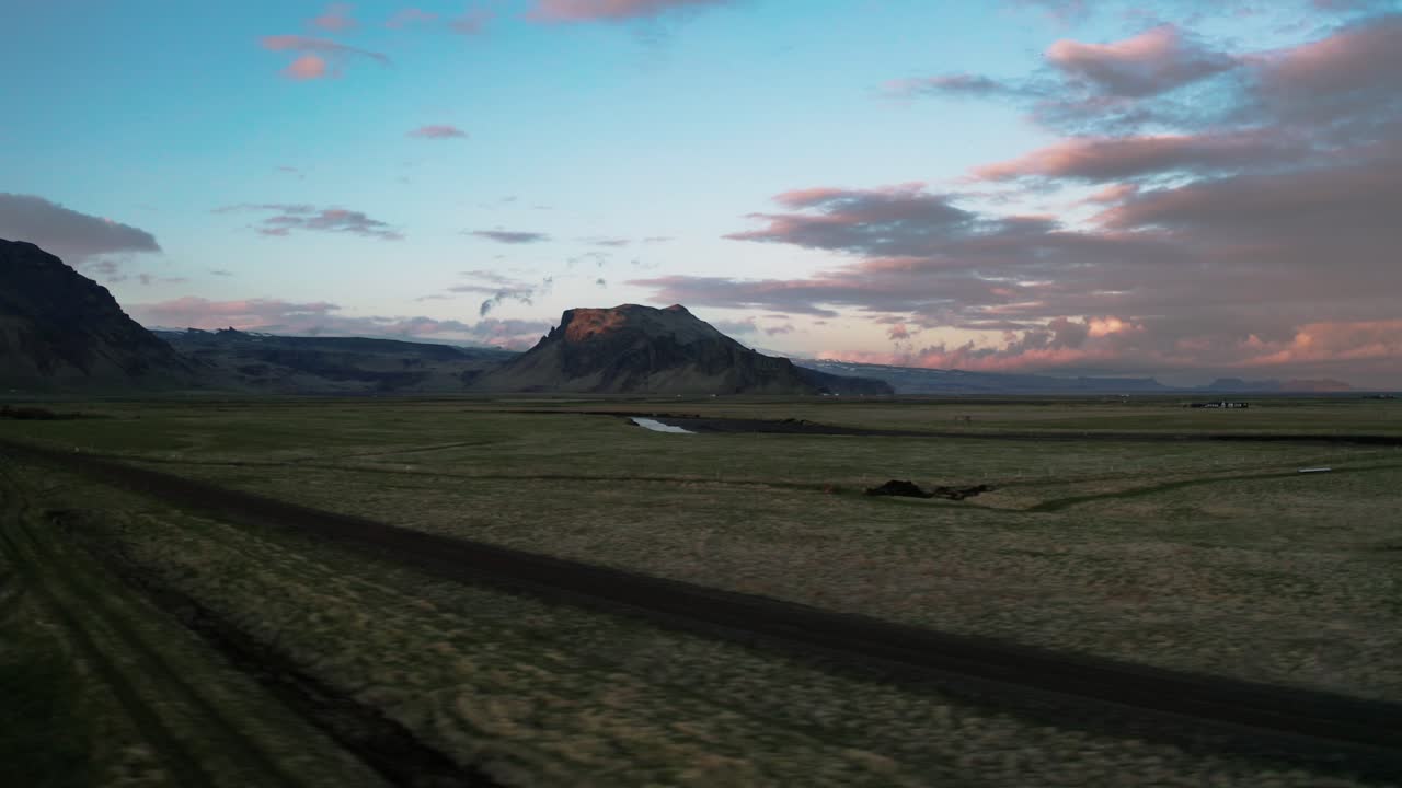 vista aérea del paisaje verde islandia con montañas y nubes