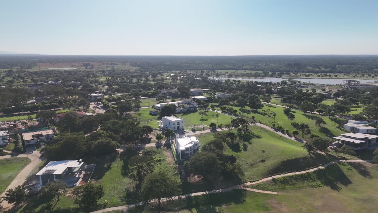 "una morada pacífica: casas en un valle verdoso