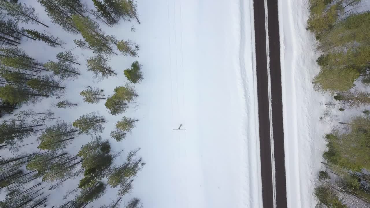 staright down 촬영된 시네마틱 드론 공중 도로 위