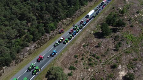 agricultores holandeses protestan en a1 en la salida de strode 22 de junio de 2022, los países bajos