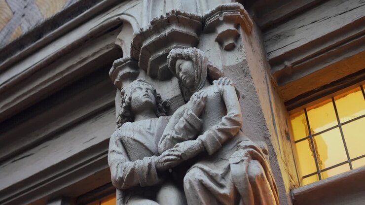 Sculture antiche e travi di legno della Casa di Adamo ad Angers, Francia