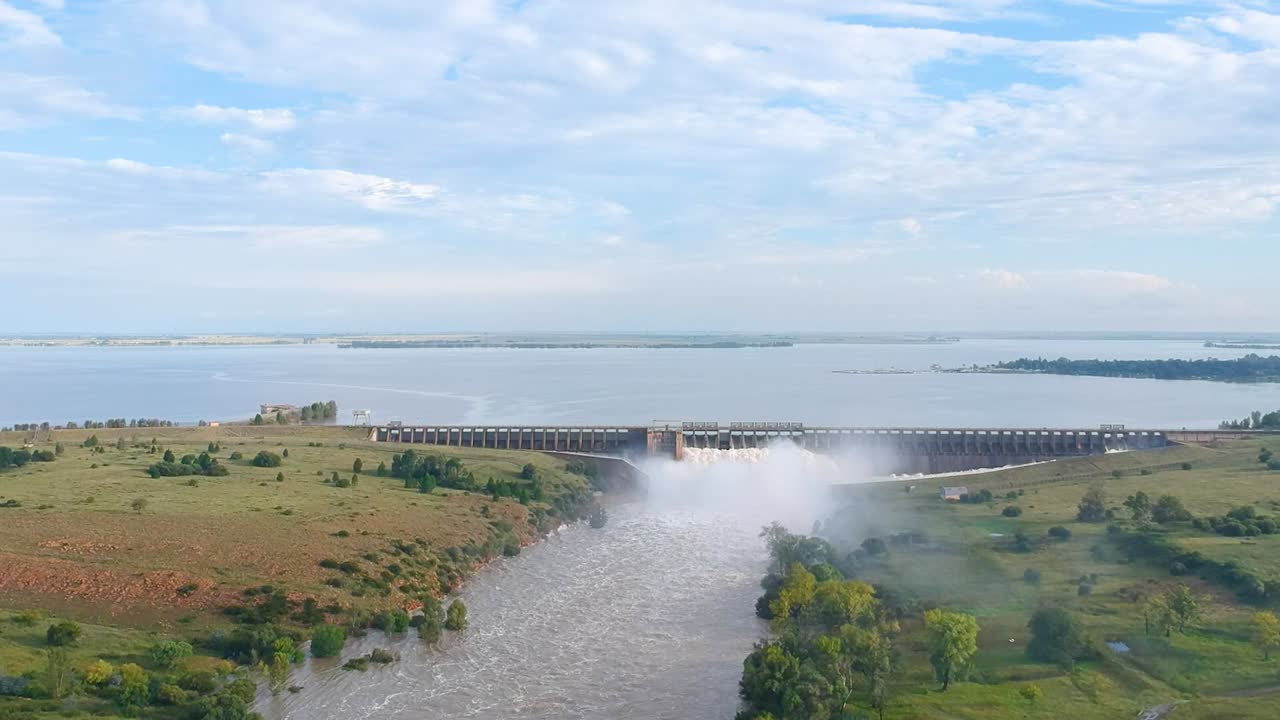 댐 벽이 강으로 방출되는 큰 호수, 발담 남아프리카 공화국 높은 드론 샷