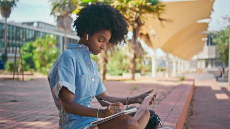 mujer joven estudiando al aire libre