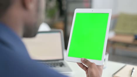 hombre de negocios usando una tableta con pantalla clave de croma verde