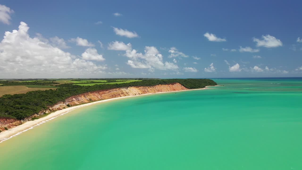 브라질 알라고아스 (alagoas) 에서 부서진 차의 해변 드론 비디오