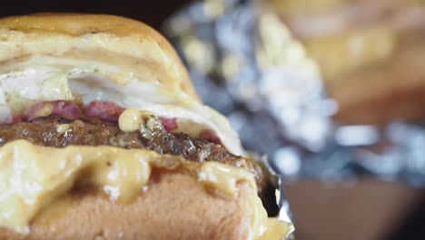 un primer plano de una deliciosa hamburguesa con queso