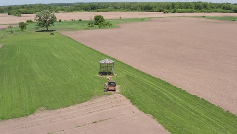 amplia toma aérea descendente de un silo de maíz vacío y un viejo camión agrícola en los campos de minnesota