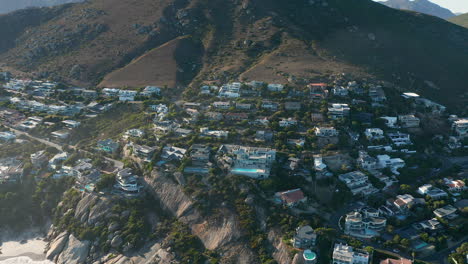 amanecer sobre hermosas casas de playa en llandudno frente a la playa en ciudad del cabo, sudáfrica
