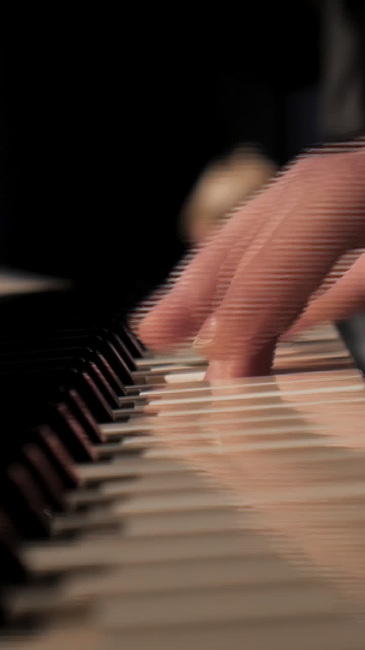 피아노를 연주하는 손의 클로즈업
