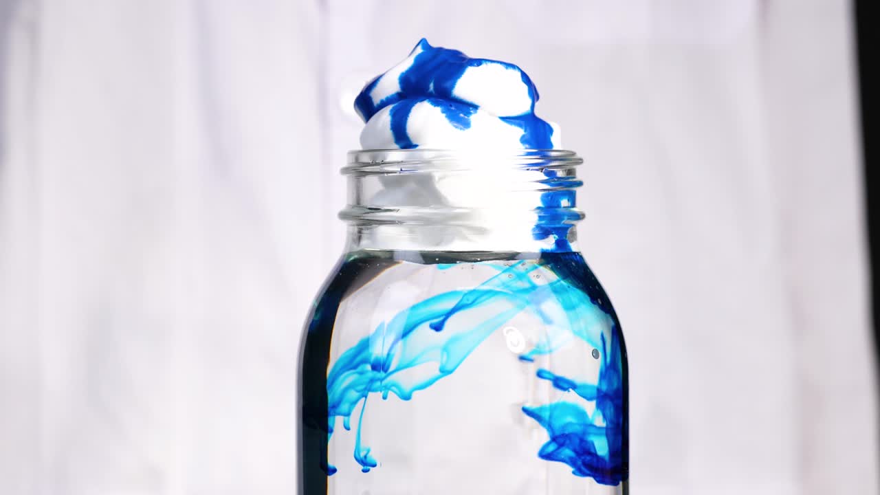 Schiuma da barba e colorante creano motivi vorticosi