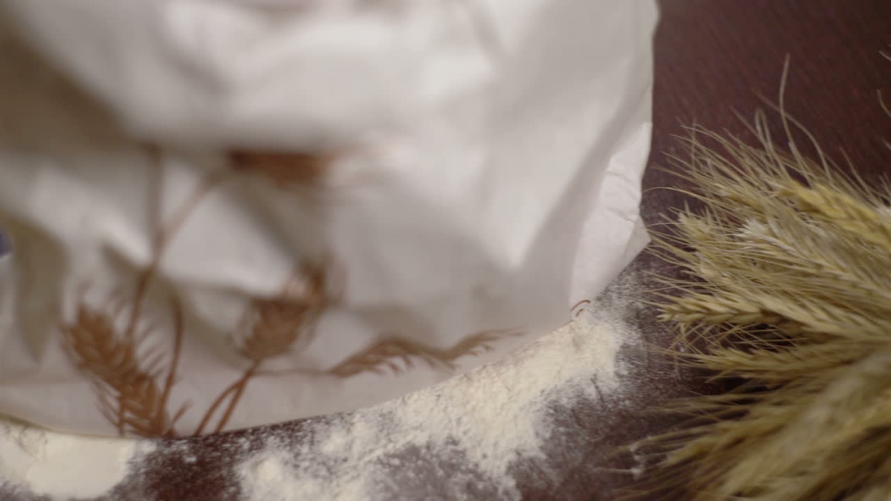 나무 테이블 위 에 밀가루 가방 과  ⁇  밀가루 가 있는 주방 도구