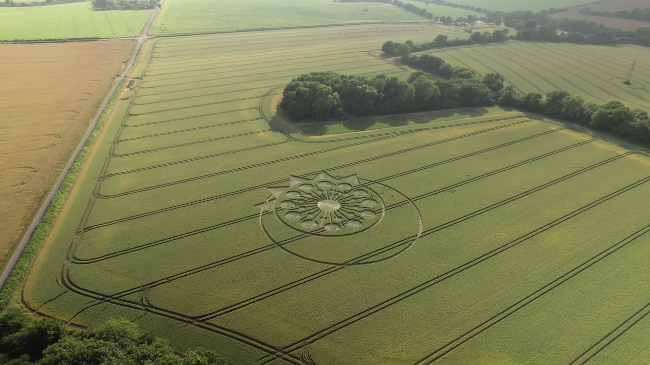 círculo de cultivo en el campo verde, owslebury, inglaterra - toma aérea de un dron