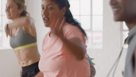 feliz mujer con sobrepeso bailando grupo de personas sanas disfrutando del entrenamiento practicando movimientos de baile coreográficos divirtiéndose en el gimnasio