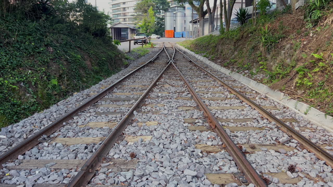Jalur Rel Kereta Api Menyatu Menjadi Satu Jalur saat Kamera Perlahan Mundur dan Mendongak untuk Menampilkan Koridor Kereta Api