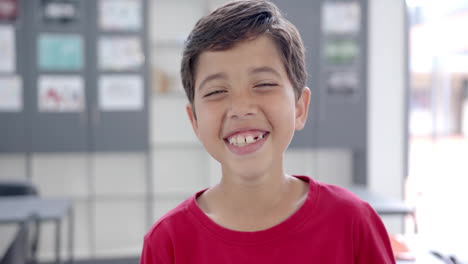 animación de los íconos de los artículos escolares sobre el estudiante biracial sonriendo