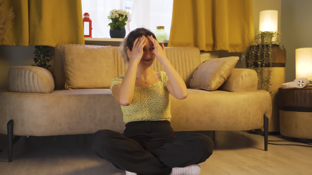 혼자 얘기하는 미친 젊은 여자.