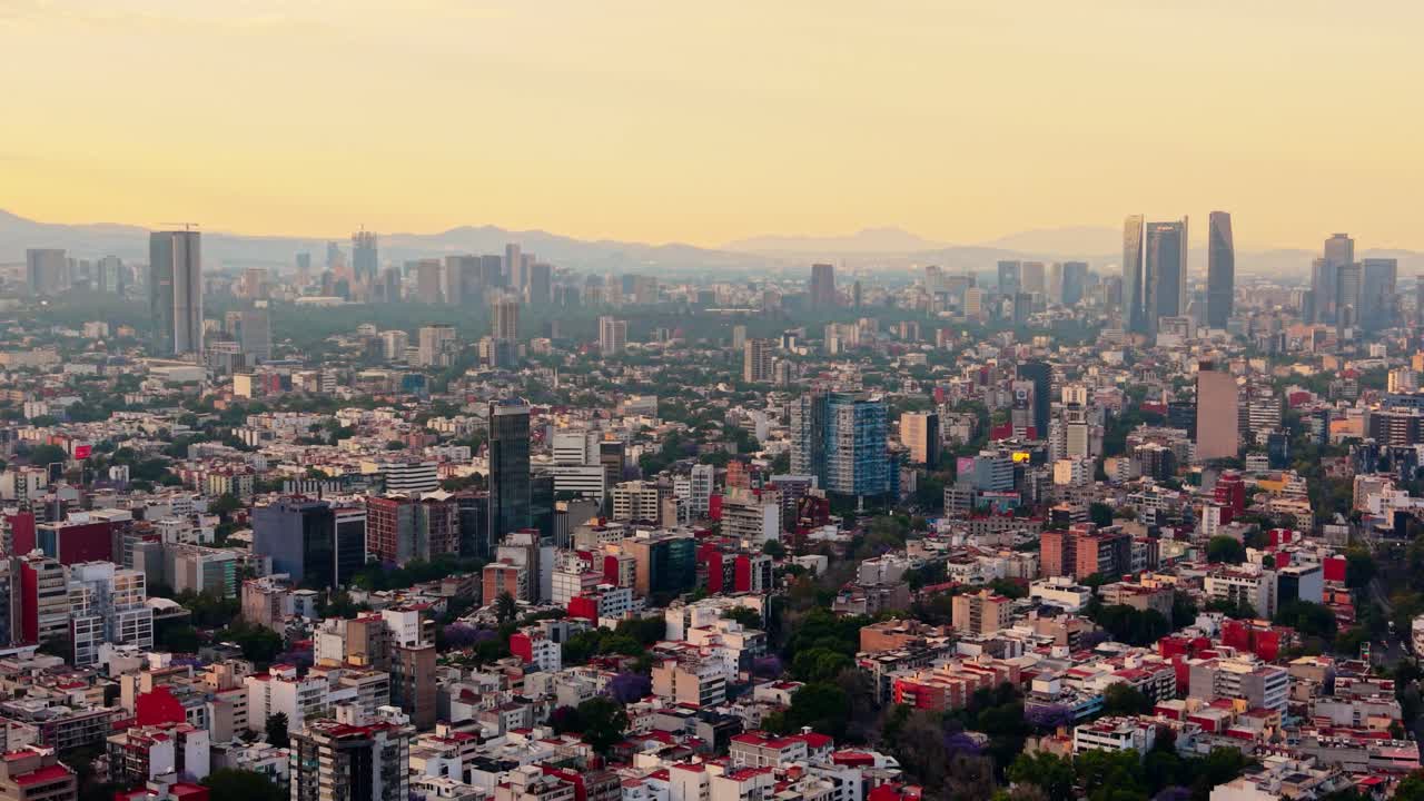 İlkbaharda Mexico City üzerinde turuncu gün batımı, havadan drone görüntüsü.