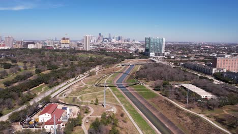 Vista-Aérea-Del-Parque-Hermann-Con-El-Centro-De-Houston-Al-Fondo,-Texas,-EE.UU.,-Disparo-De-Drone