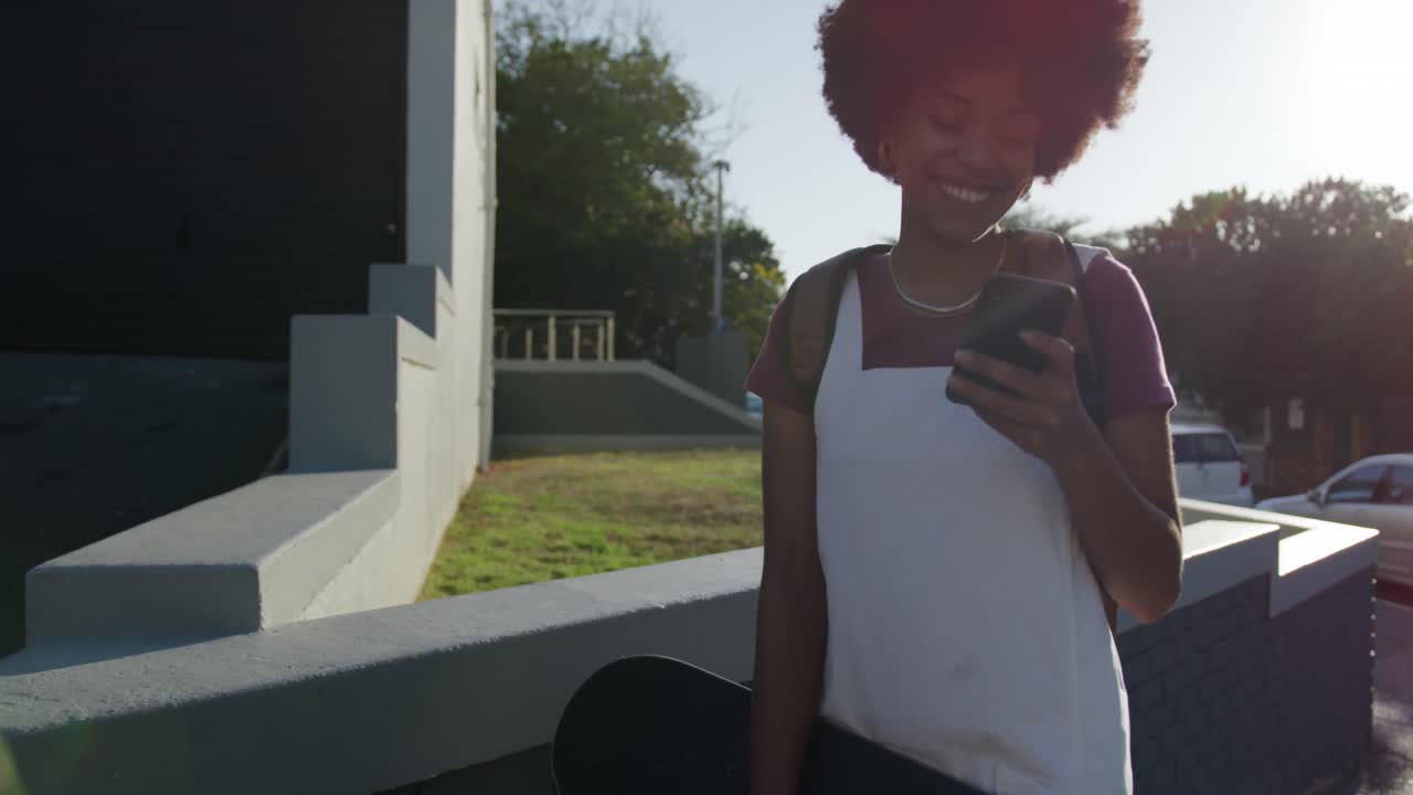 mujer de raza mixta de pie en la acera