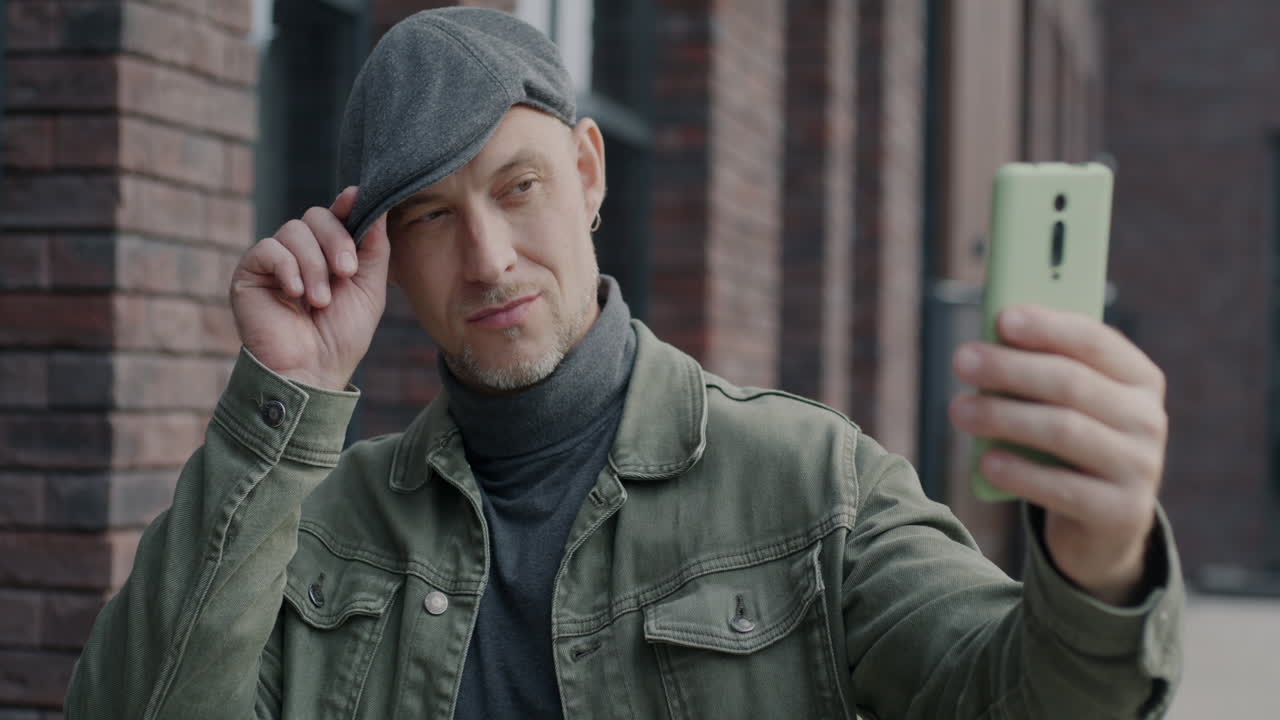 hombre tomando una selfie al aire libre