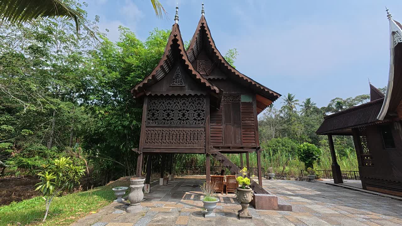 Rumah Gadang Budi is a magnificent traditional Minangkabau house. It showcases the unique buffalo horn-shaped roof, a symbol of Negeri Sembilan's rich cultural heritage