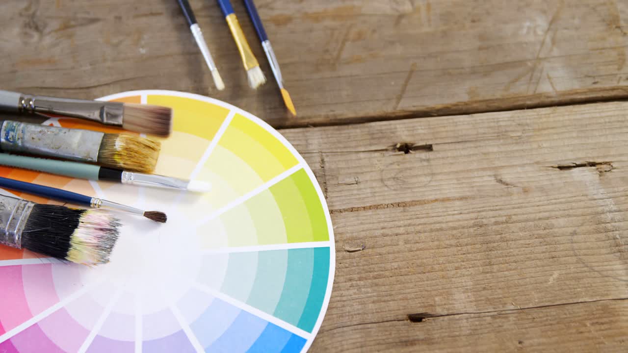 색상 표본을 가진 페인트 브러시