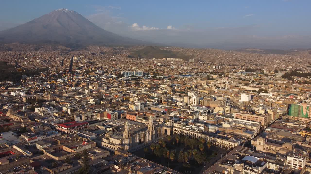 Vista Aérea de la Ciudad de Arequipa y el Volcán Misti en Perú