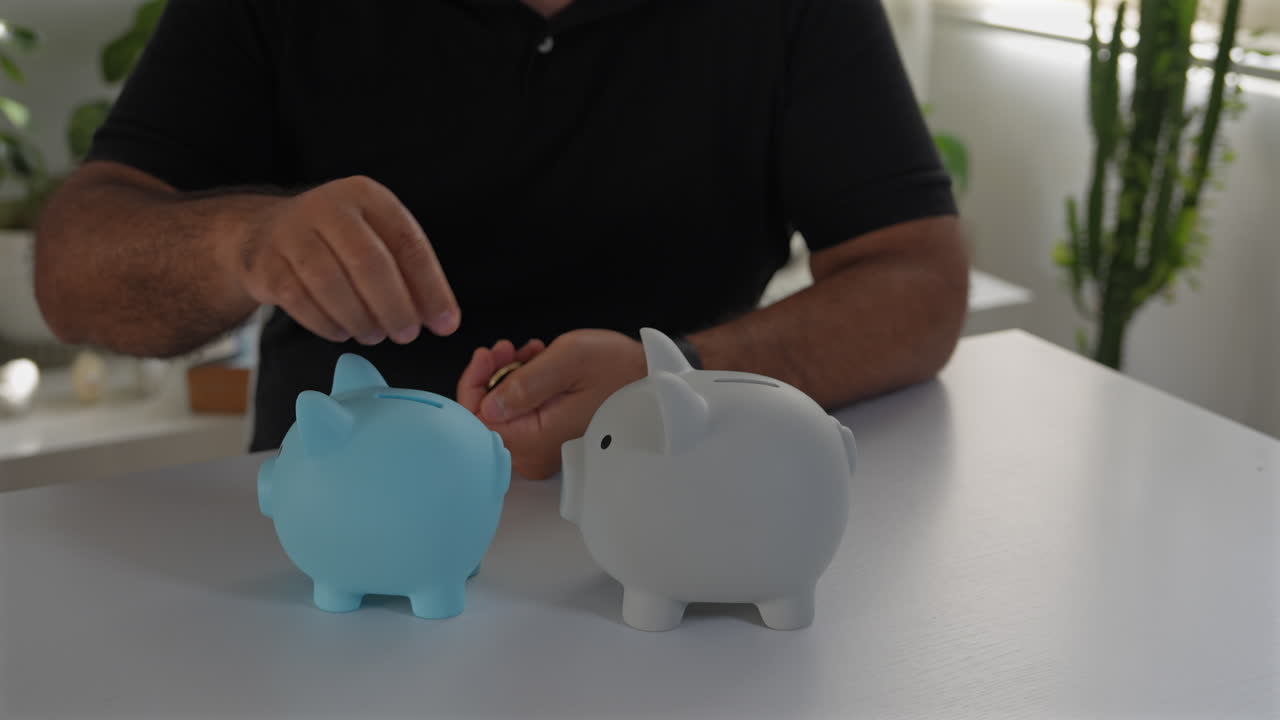 Una toma de cerca capta a una persona depositando monedas en coloridas huchas. El ambiente interior es luminoso, creando una atmósfera concentrada e íntima que resalta la importancia del ahorro.