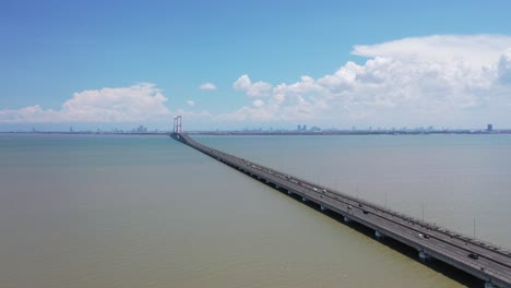 Luftaufnahme-Der-Suramadu-Brücke-In-Ost-Java-Zwischen-Der-Insel-Surabaya-Und-Madura,-Wunderschönes-Wahrzeichen