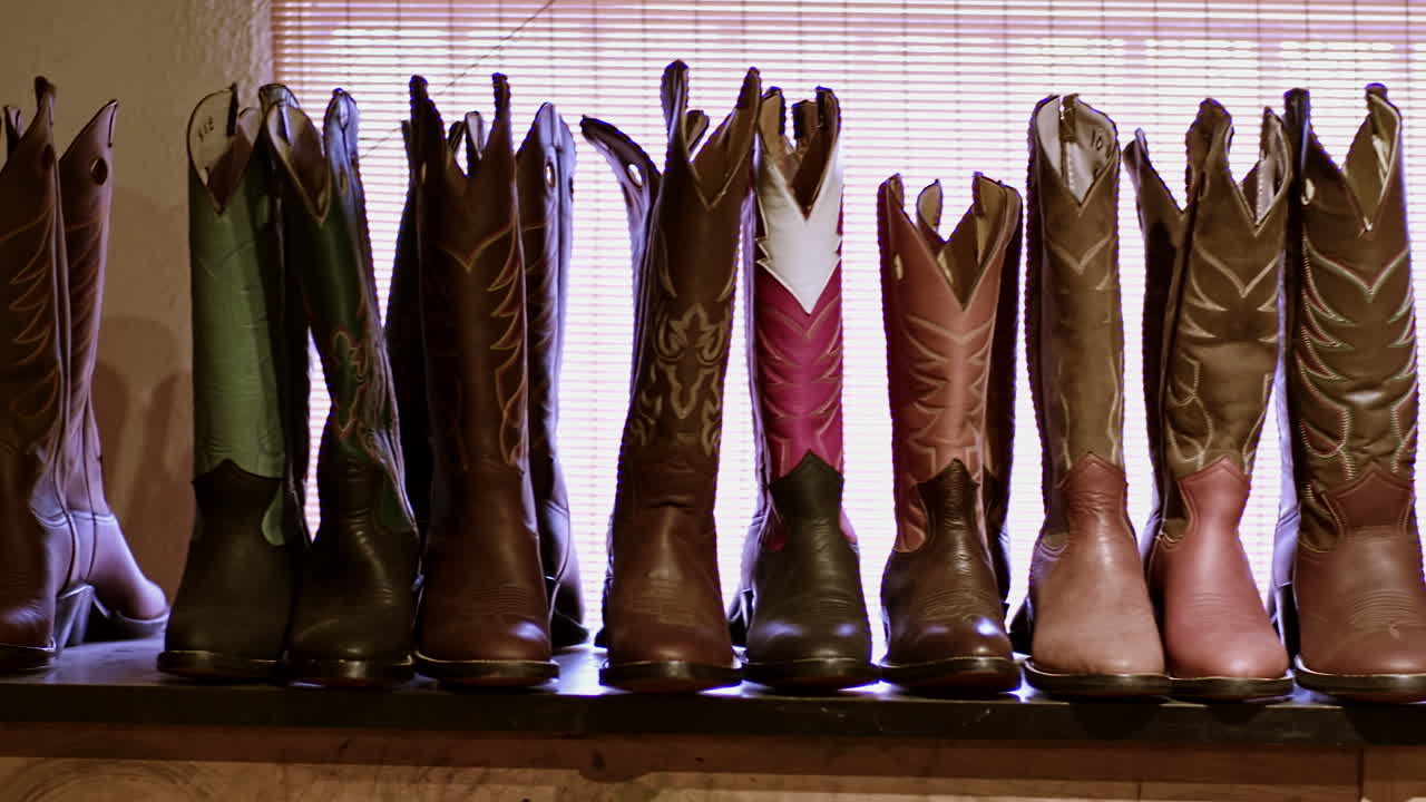 creación de calzado: una vista macro del taller y la fábrica de botas de cuero