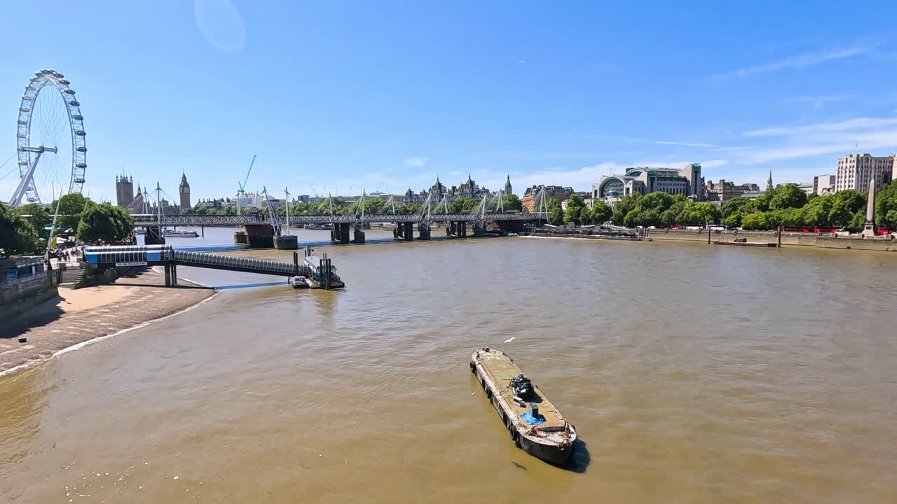 배는 테임즈 강을 따라 여행합니다.