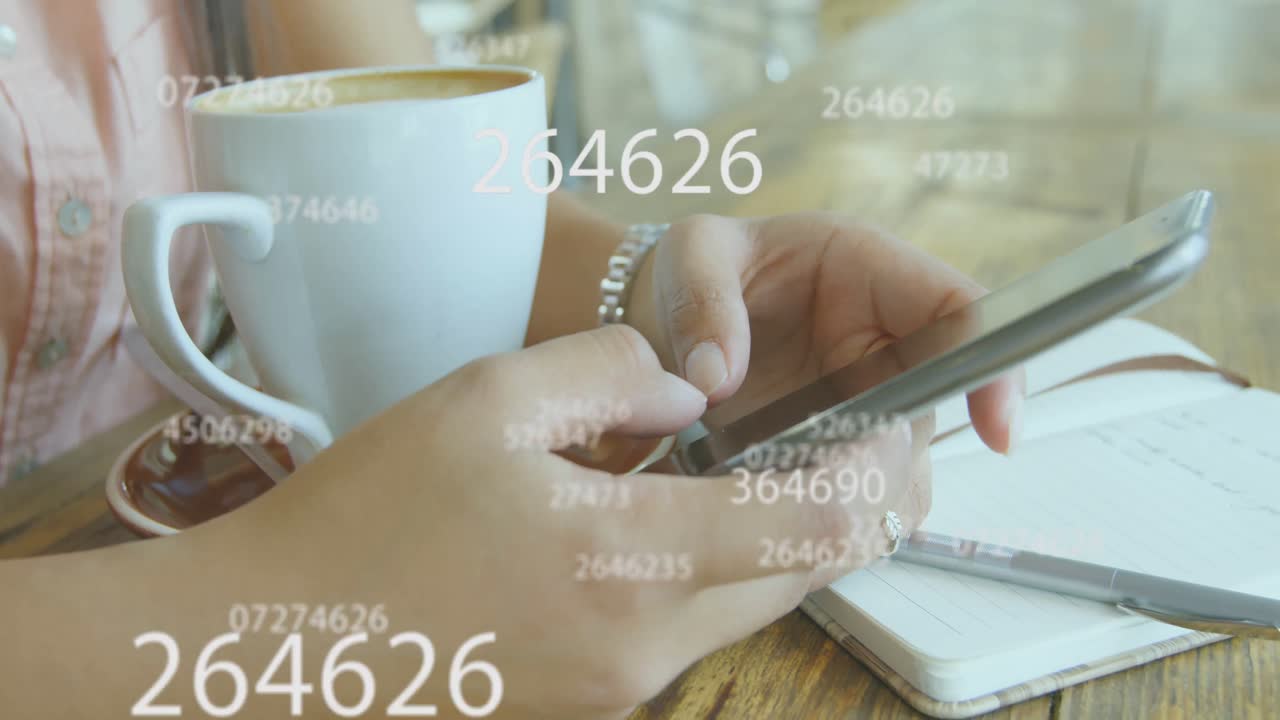 múltiples números cambiando contra la sección media de la mujer usando un teléfono inteligente