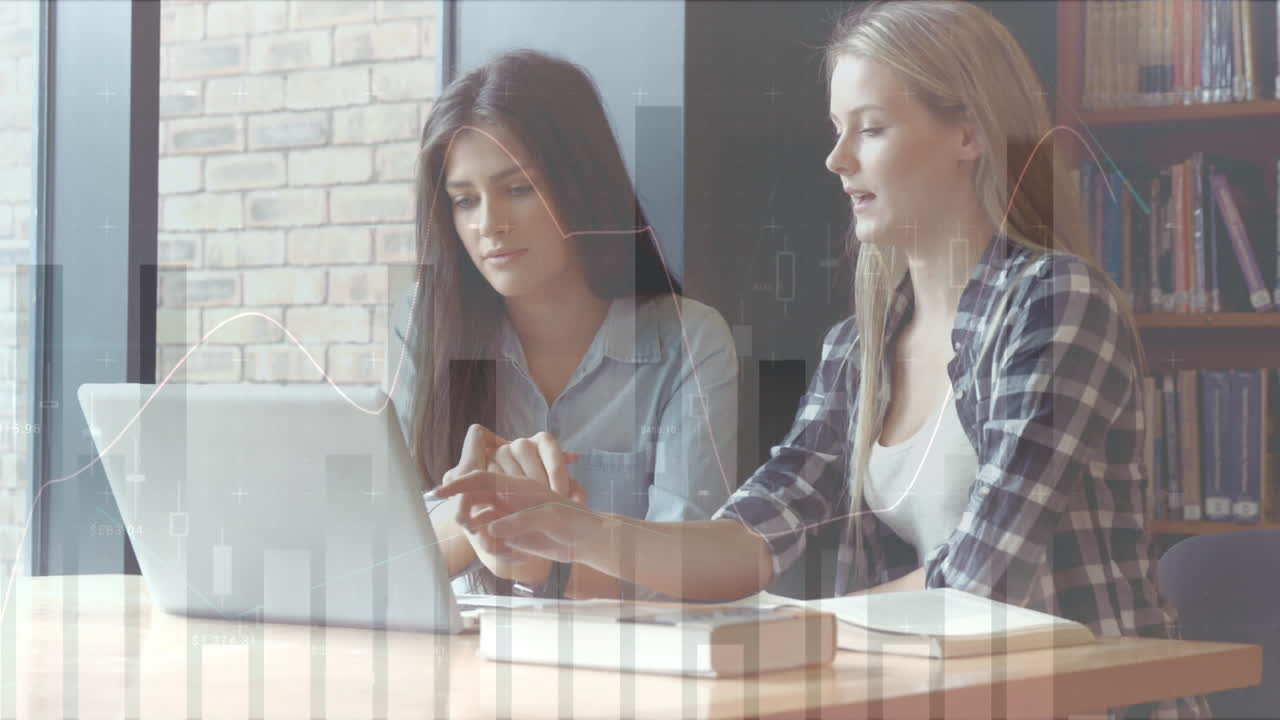 animación del procesamiento de datos digitales sobre estudiantes femeninas que usan computadoras portátiles y estudian