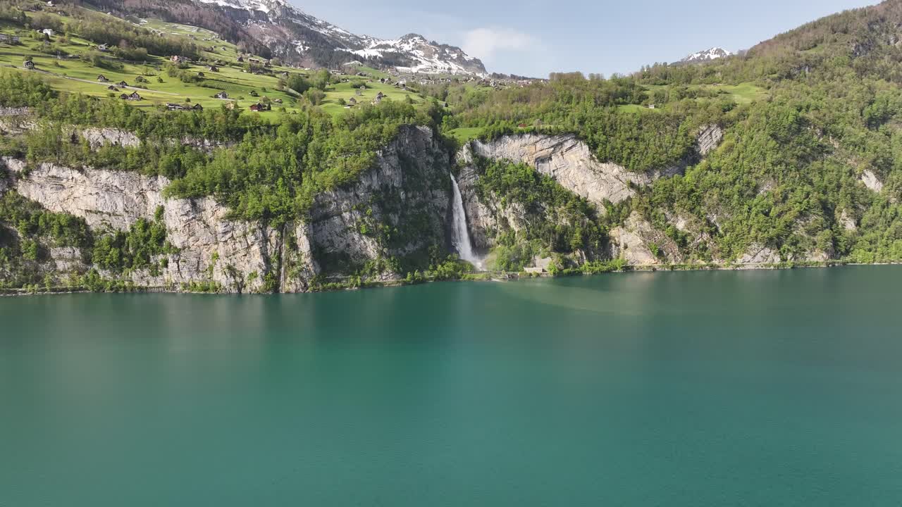 vista aérea de seerenbachfälle en amden betlis, walensee, suiza, donde las aguas del lago atrapan la cascada en cascada, el terreno escarpado de la costa y el impresionante paisaje natural