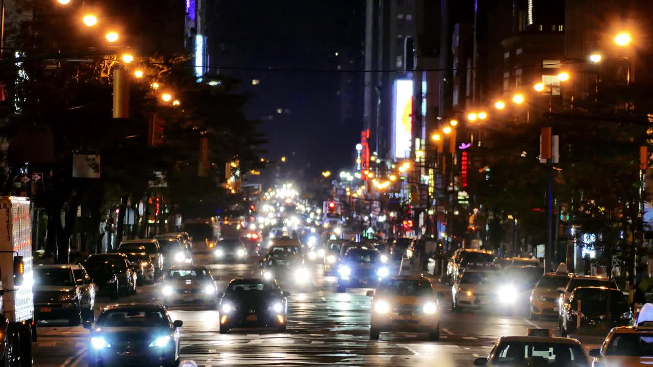 calle concurrida de la ciudad por la noche