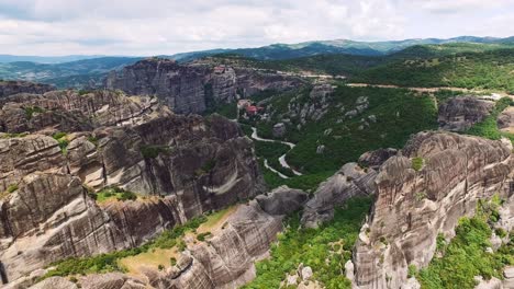 Valle-De-Meteora-Con-Sus-Distintivas-Formaciones-Rocosas-Y-Monasterios,-Grecia