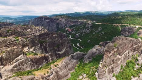 valle de meteora con sus distintivas formaciones rocosas y monasterios, grecia