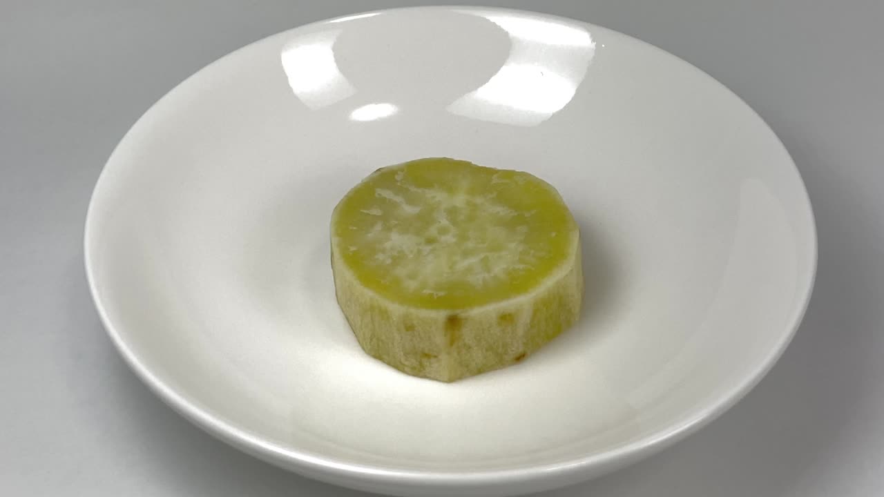 둥근 조각으로 잘라진 달한 감자